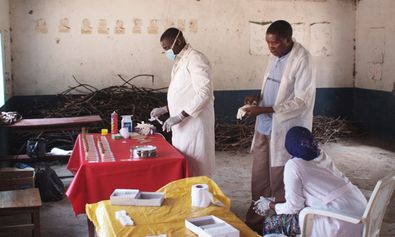 Das Team vom Bugando-Hospital hat ein provisorisches Labor in einem der Klassenräume eingerichtet