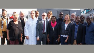 Auf der Terrasse des Personalcasinos präsentierte sich die Delegation zum Gruppenfoto: (von rechts) Dr. Shija Mahende (Arzt im Bugandokrankenhaus), Amin Abdallah (Öffentlichkeitsreferent Mwanza) Dr. Cosmas Mbulwa (Arzt, Bugando), Dr. Helmer Vogel (Uni Würzburg), Dr. Christa Kasang (MI), Stanislaus Mabula (ehemaliger OB von Mwanza), Dr. Paulina Manyiri (Bugando), Michael Kuhnert, (Geschäftsführer MI),Botschafter Abdallah Possi, Stadtrat Eliherema Moses Kaaya, Oberarzt Dr. Andreas Müller, Dr. Bernd Schmitt (Stadt Würzburg), Inge Löpsinger-Schmitt (ehrenamtliche Projektmitarbeiterin), Ramona Seitz (freie Journalistin). 