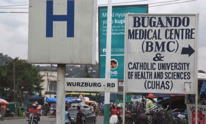 Die Wurzburg-Road in Mwanza führt von der Innenstadt zur Universität und zum Bugando-Hospital 